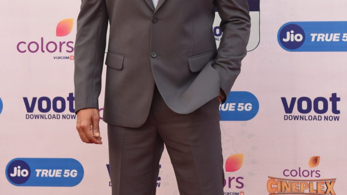 Akshay Kumar in a grey suit and sunglasses on the red carpet at the International Film Festival of India