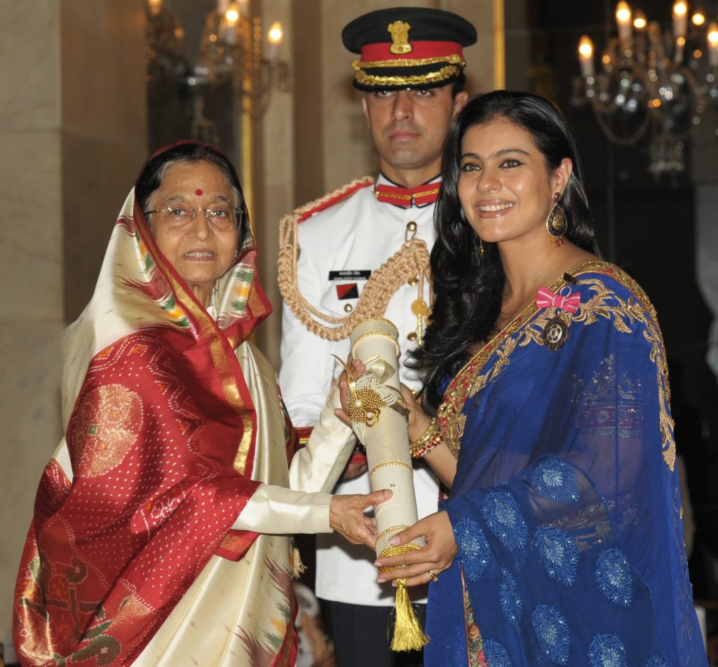 President Pratibha Patil presenting the Padma Shri to Kajol, who wears a blue sari, at Rashtrapati Bhavan