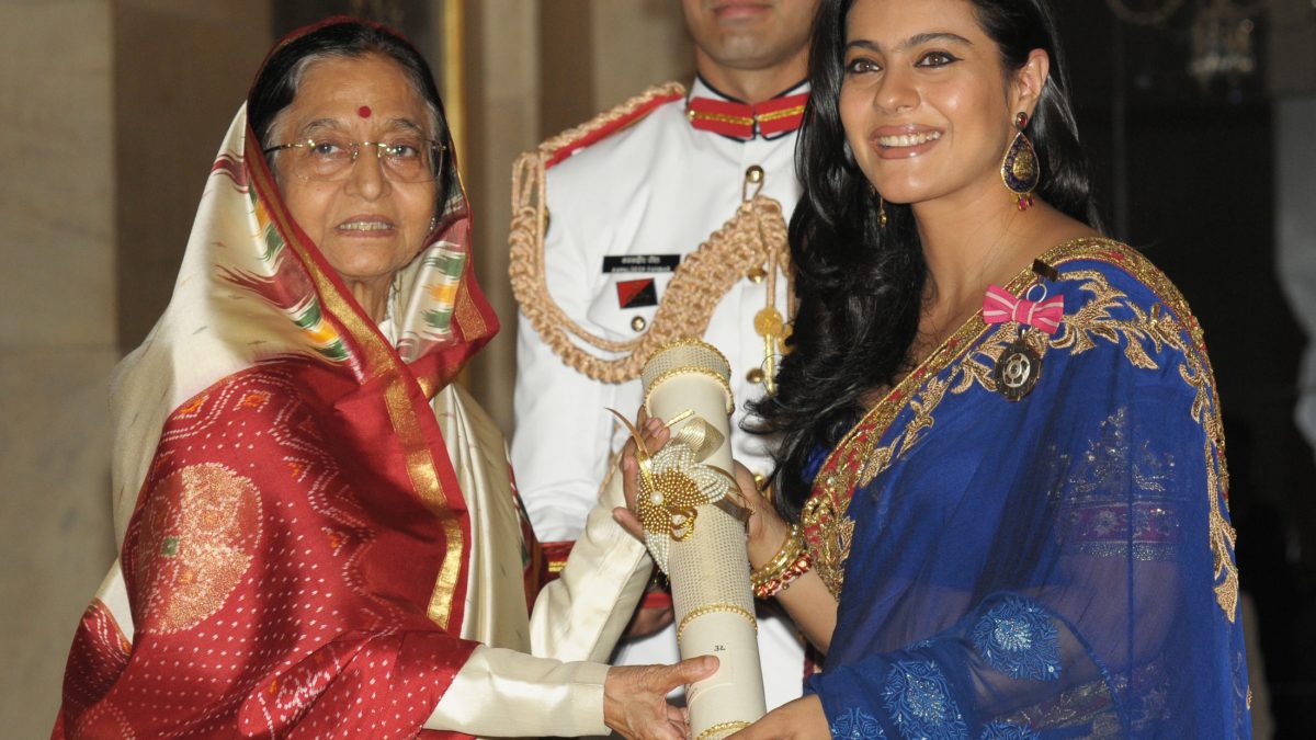 President Pratibha Patil presenting the Padma Shri to Kajol, who wears a blue sari, at Rashtrapati Bhavan
