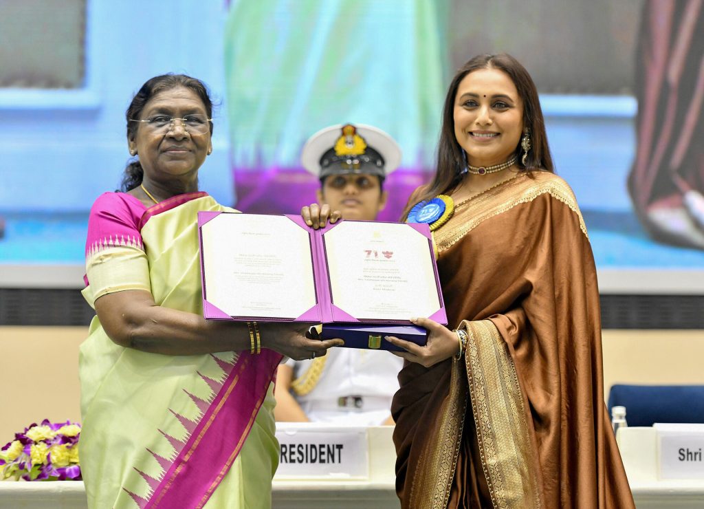President Droupadi Murmu presenting Rani Mukerji with the National Film Award for Best Actress