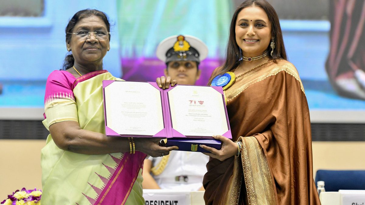 President Droupadi Murmu presenting Rani Mukerji with the National Film Award for Best Actress