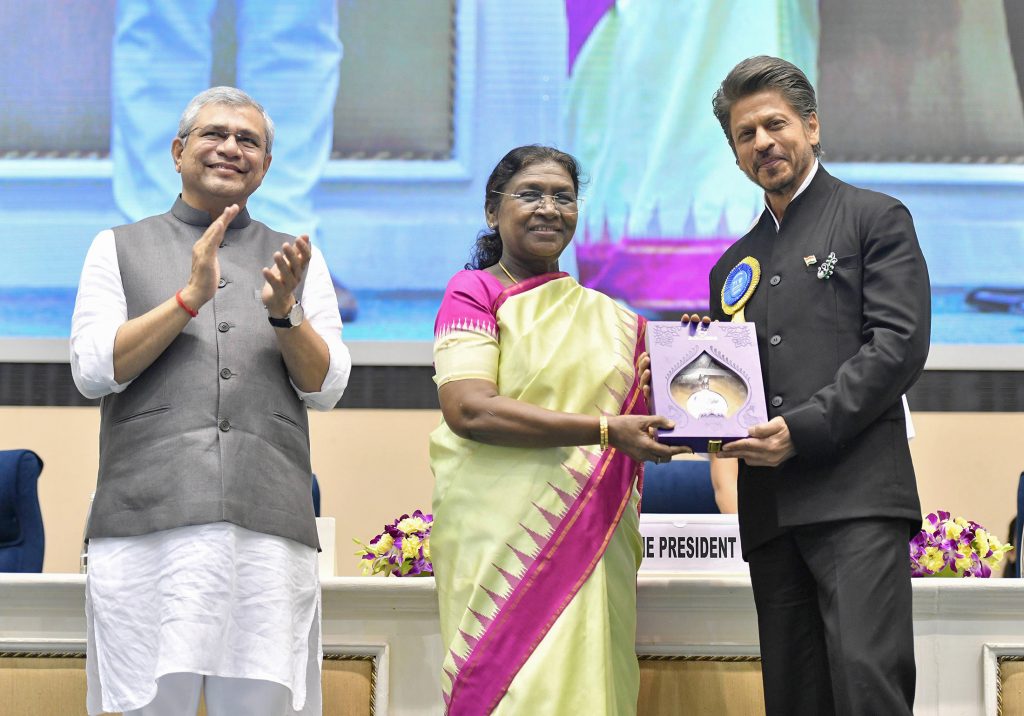 President Droupadi Murmu presenting Shah Rukh Khan with the National Film Award for Best Actor, with Union Minister Ashwini Vaishnaw applauding