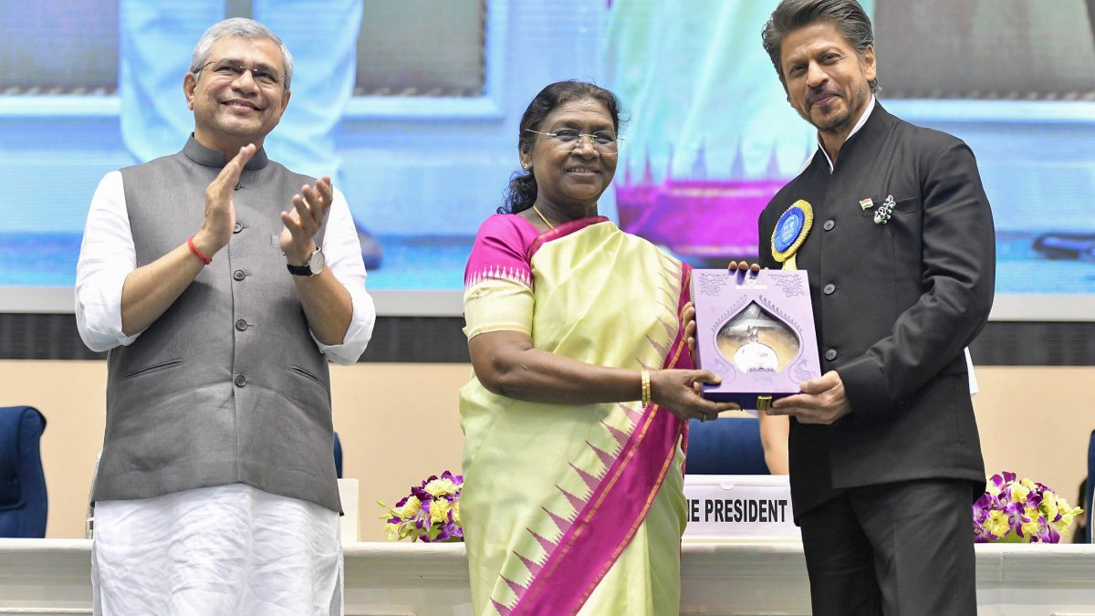 President Droupadi Murmu presenting Shah Rukh Khan with the National Film Award for Best Actor, with Union Minister Ashwini Vaishnaw applauding