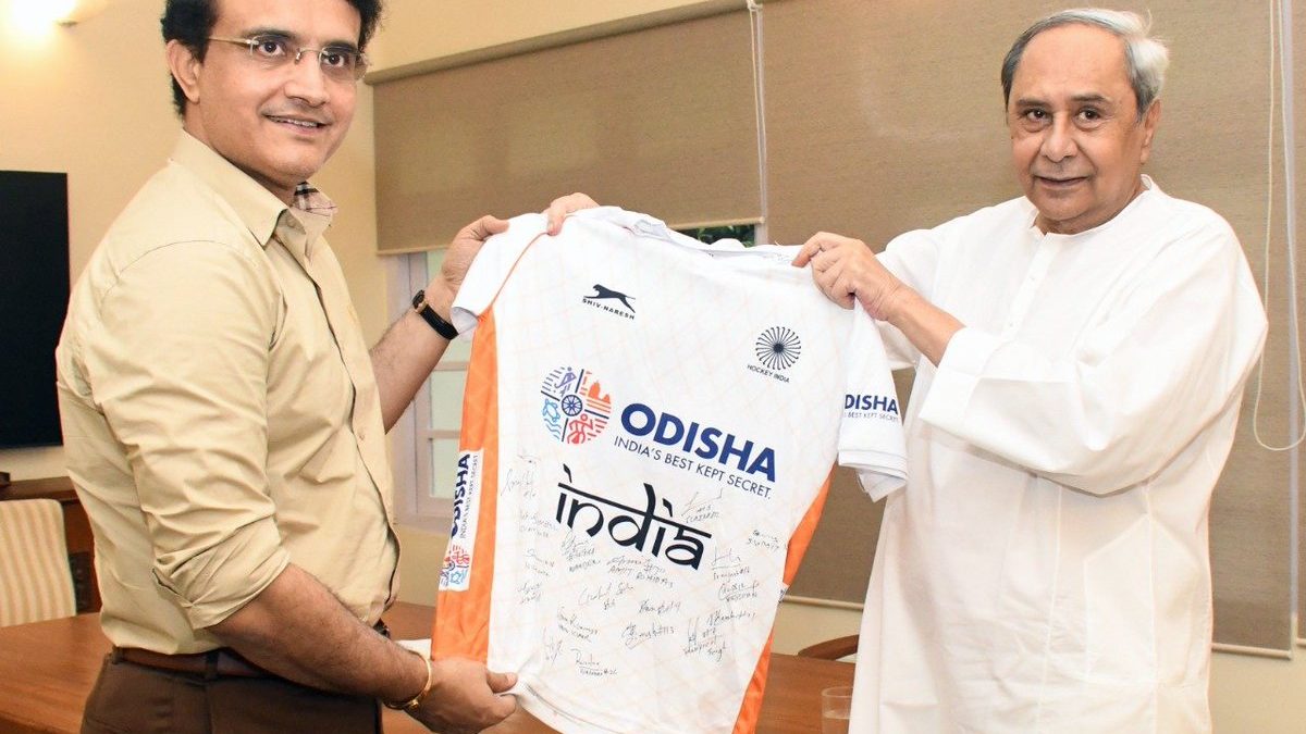 Sourav Ganguly holding an India hockey jersey with Naveen Patnaik