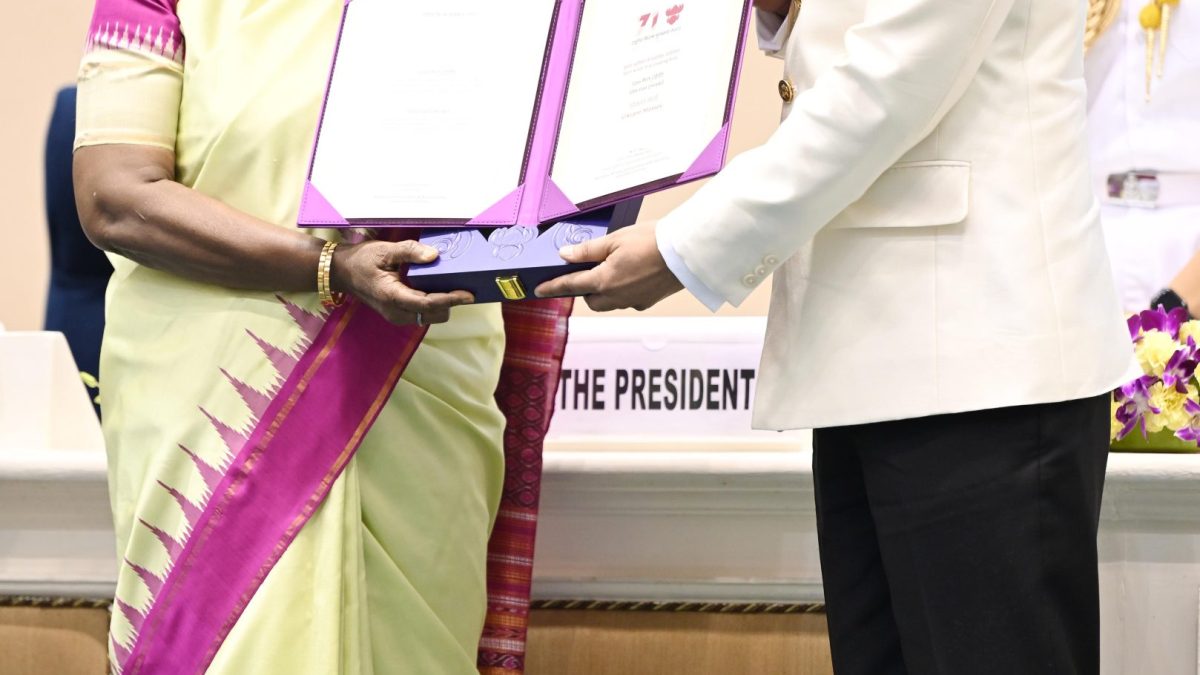 President Droupadi Murmu presenting Vikrant Massey with the National Film Award for Best Actor