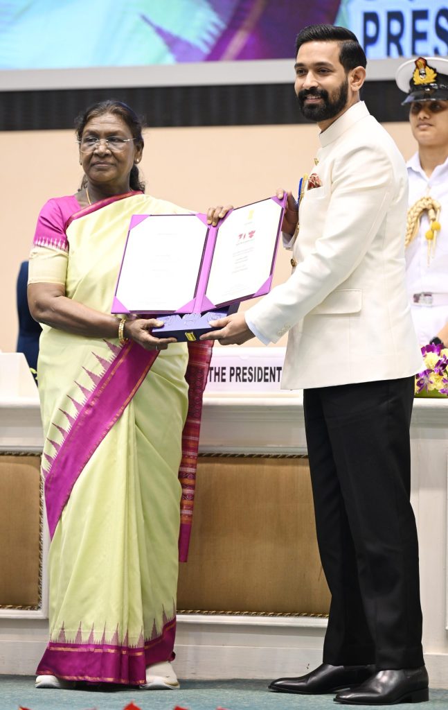 President Droupadi Murmu presenting Vikrant Massey with the National Film Award for Best Actor