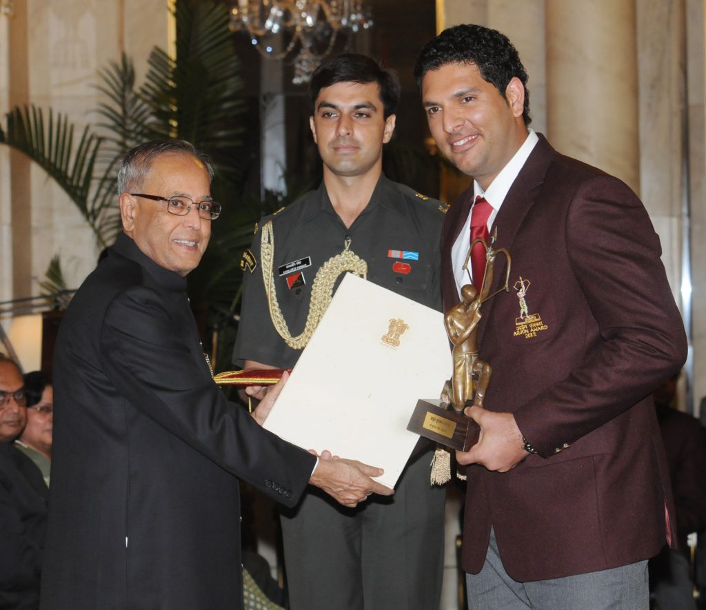 President Pranab Mukherjee presenting the Arjuna Award to Yuvraj Singh, 2012