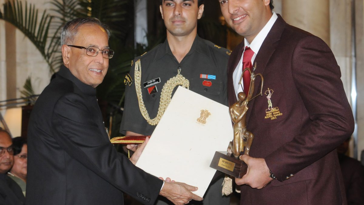 President Pranab Mukherjee presenting the Arjuna Award to Yuvraj Singh, 2012