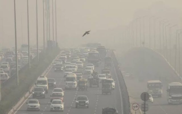 Delhi’s Air Turns “Poor” at AQI 229 as Winter Nears, but Farm Fires Are Not the Main Story This Year