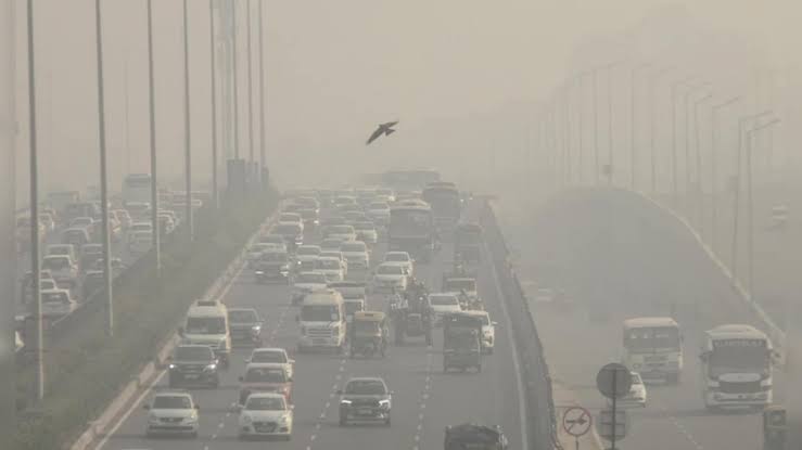 Vehicles on a highway in Delhi in thick smog