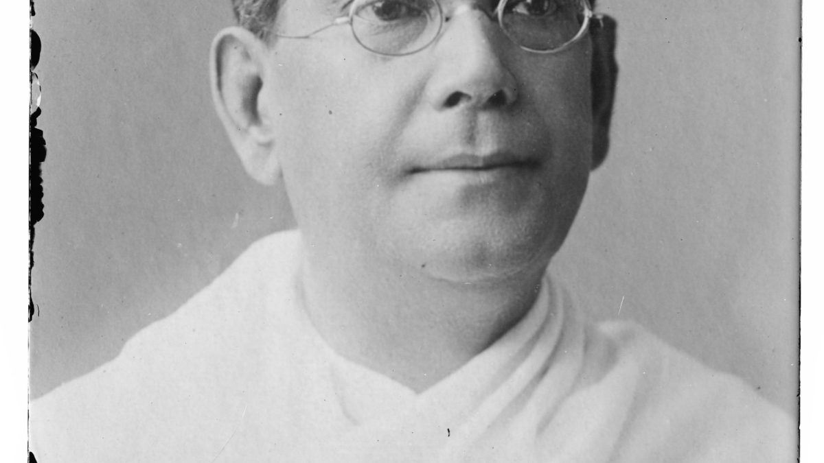 Black-and-white portrait of Chittaranjan Das in round glasses and a white shawl