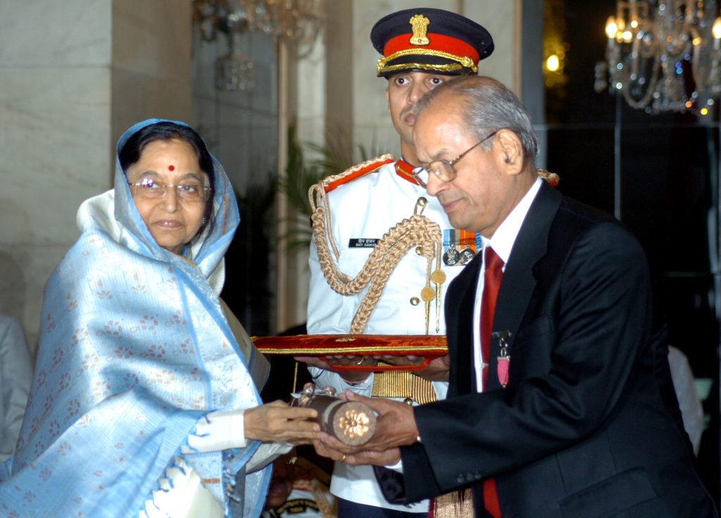 E. Sreedharan in a dark suit receiving the Padma Vibhushan from President Pratibha Patil