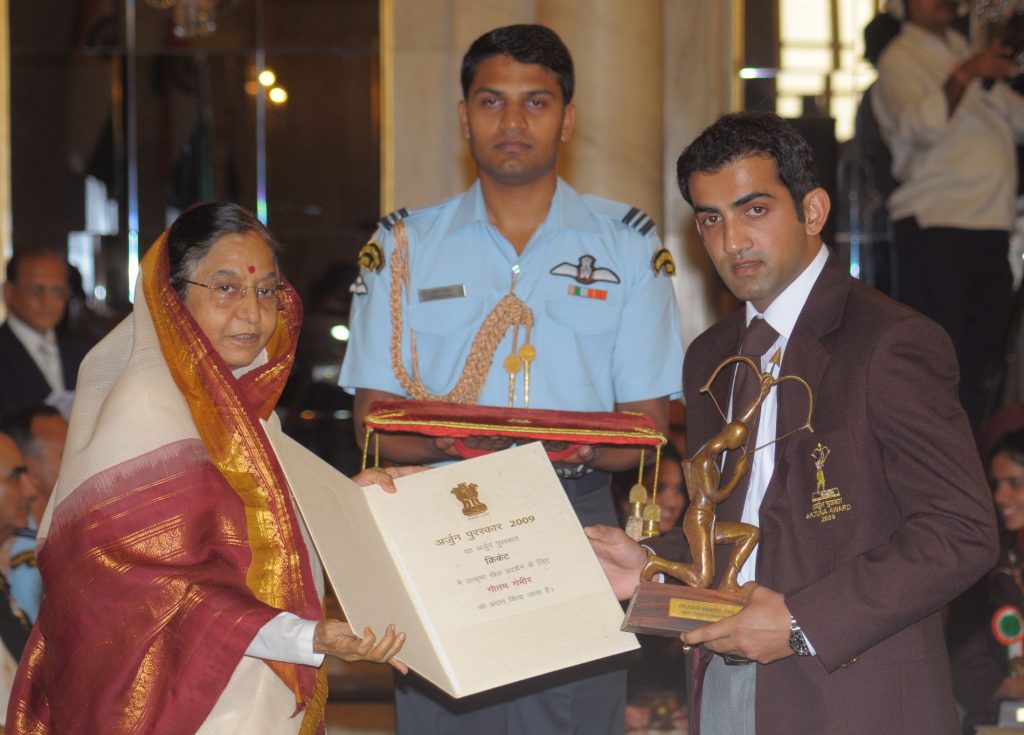 Gautam Gambhir in a maroon blazer receiving the Arjuna Award from President Pratibha Patil