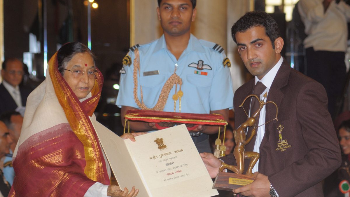 Gautam Gambhir in a maroon blazer receiving the Arjuna Award from President Pratibha Patil