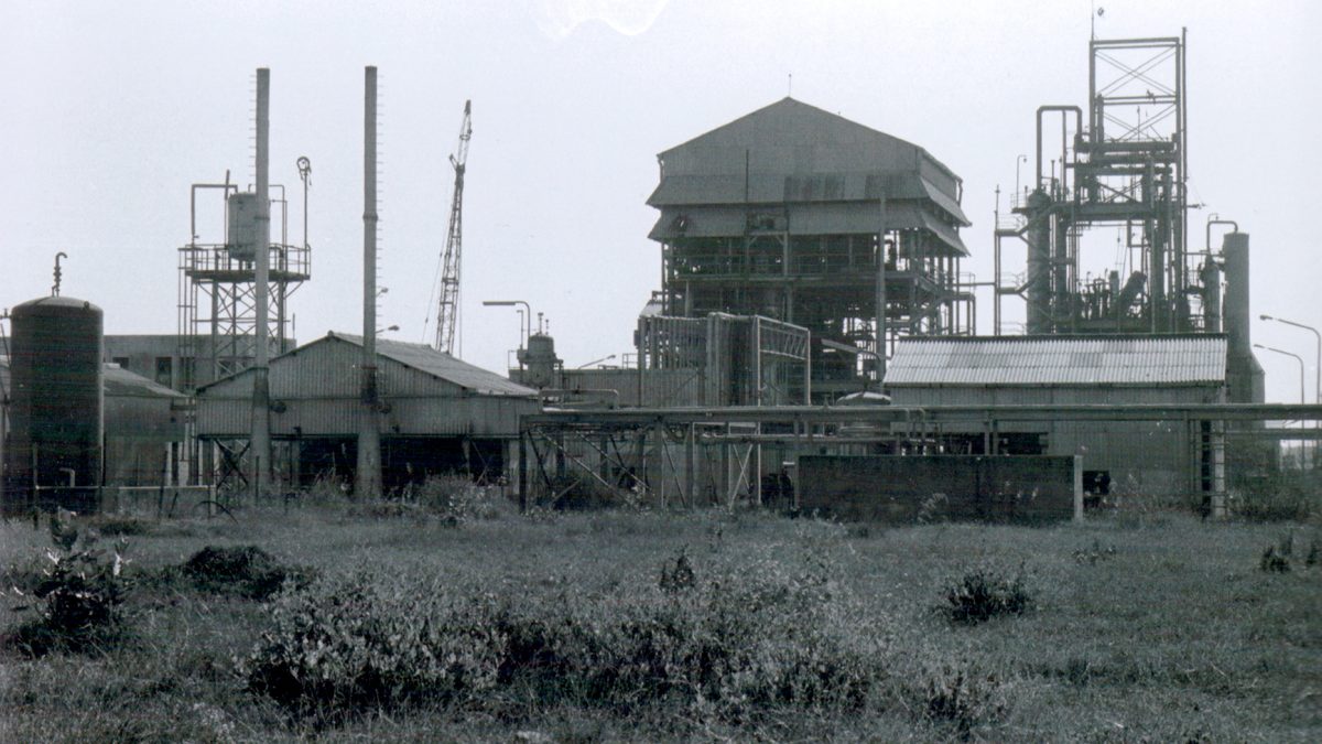 The tanks, pipes and towers of the abandoned Union Carbide pesticide factory in Bhopal in 1985