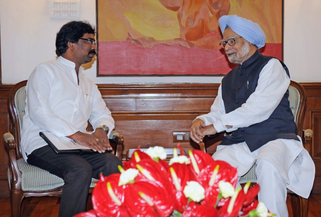 Hemant Soren in a white kurta seated in conversation with Prime Minister Manmohan Singh