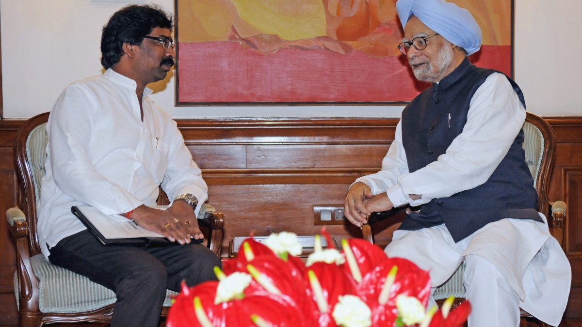 Hemant Soren in a white kurta seated in conversation with Prime Minister Manmohan Singh