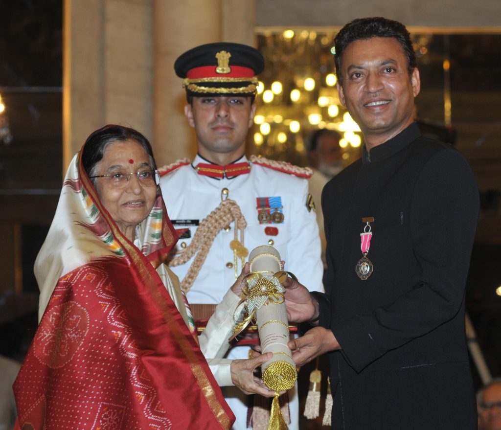 President Pratibha Patil presenting the Padma Shri to Irrfan Khan at Rashtrapati Bhavan