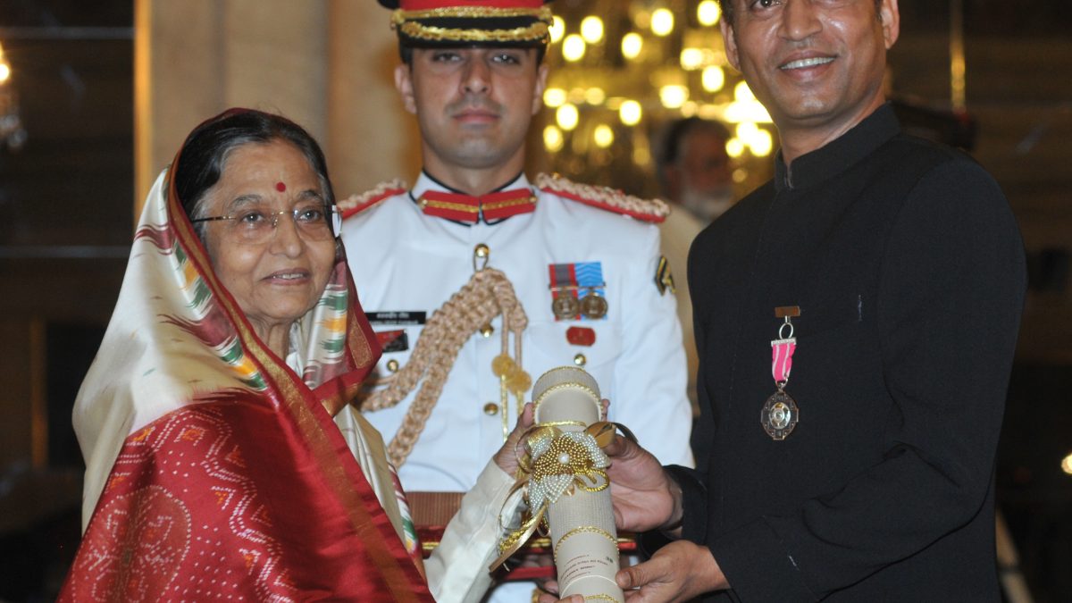 President Pratibha Patil presenting the Padma Shri to Irrfan Khan at Rashtrapati Bhavan