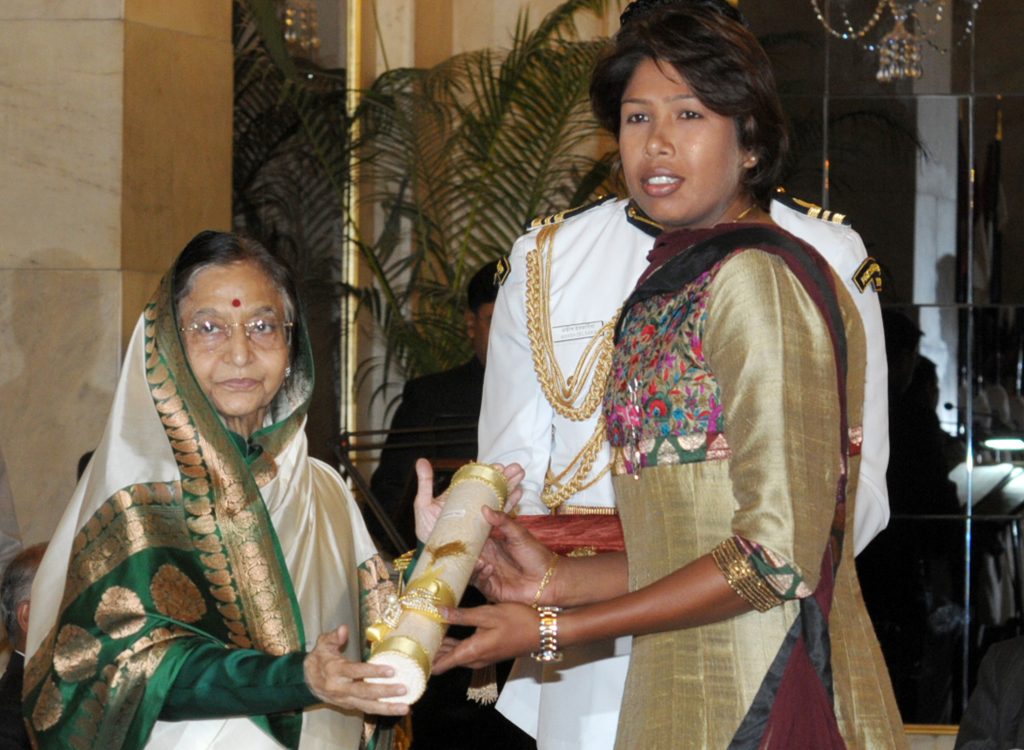 Jhulan Goswami in an embroidered outfit receiving the Padma Shri from President Pratibha Patil