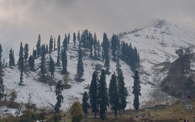 First Snow of the Season Falls on Kashmir’s Upper Reaches as Rain Lashes Srinagar