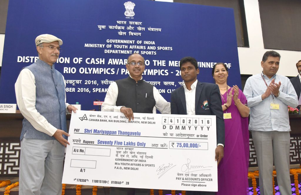 Sports Minister Vijay Goel presenting a cash award to Mariyappan Thangavelu in New Delhi