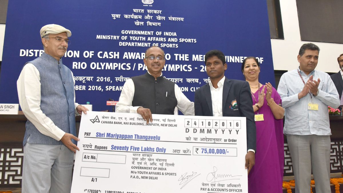 Sports Minister Vijay Goel presenting a cash award to Mariyappan Thangavelu in New Delhi