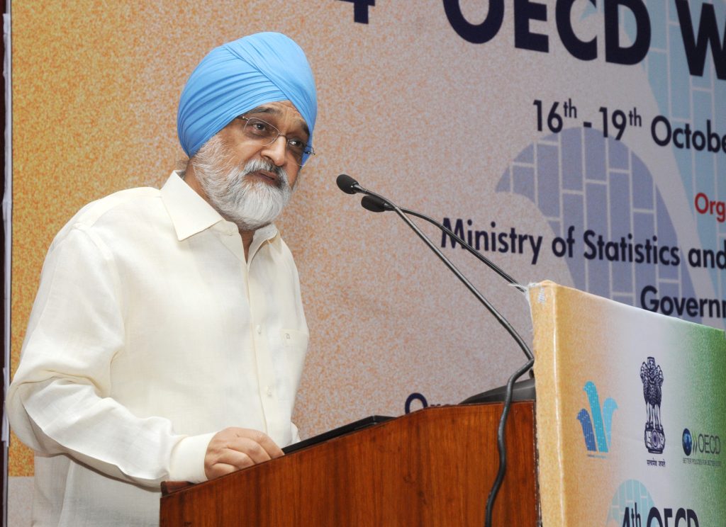 Montek Singh Ahluwalia in a light blue turban speaking at a lectern