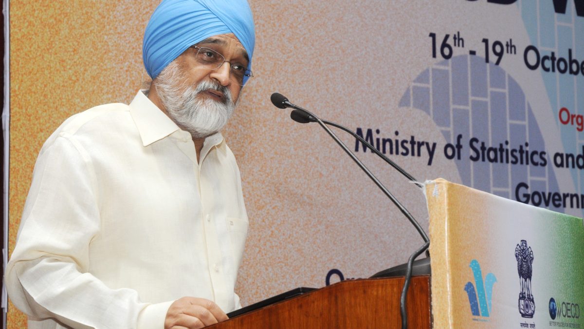 Montek Singh Ahluwalia in a light blue turban speaking at a lectern