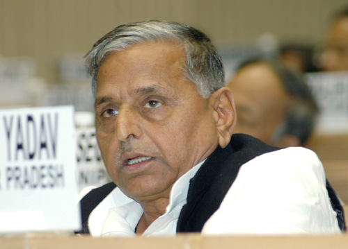 Mulayam Singh Yadav speaking at a meeting