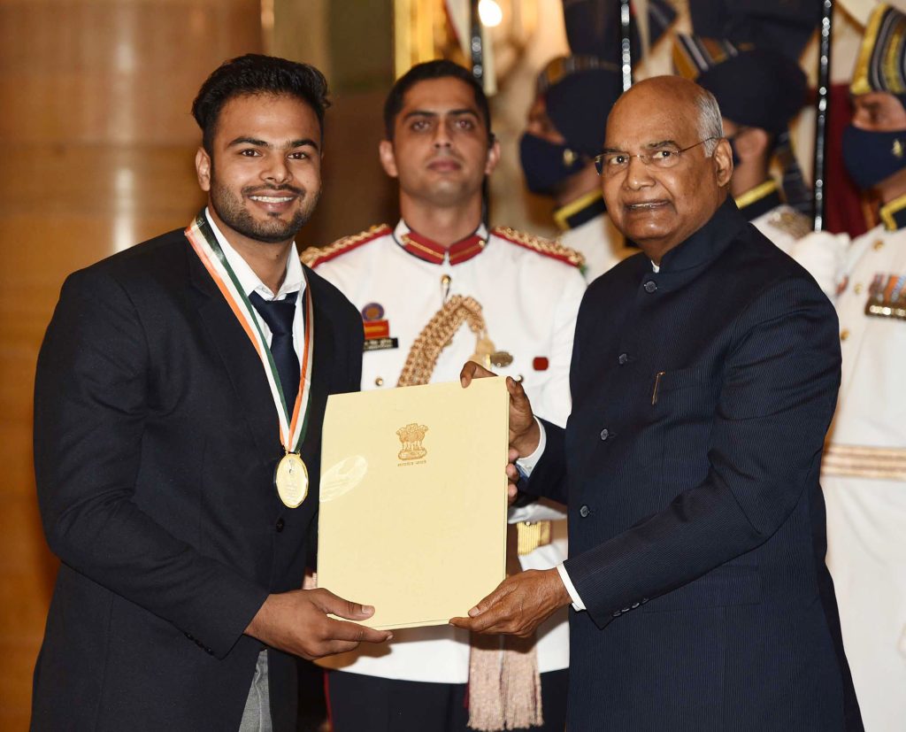 Sumit Antil receiving the Khel Ratna from the President in 2021