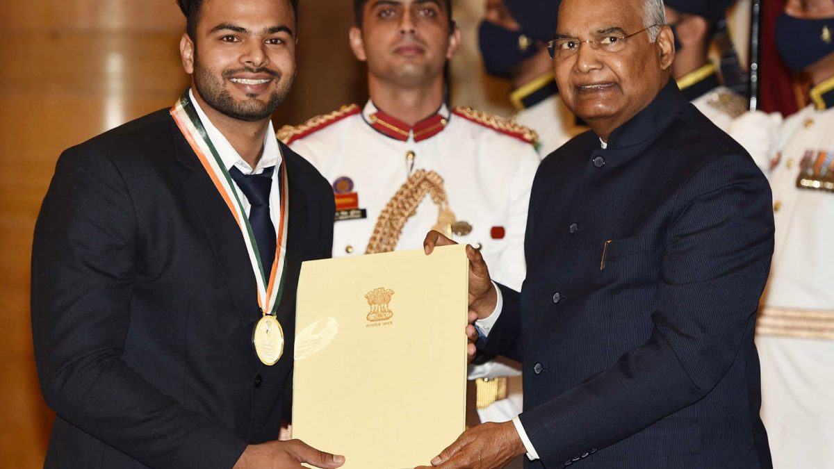Sumit Antil receiving the Khel Ratna from the President in 2021
