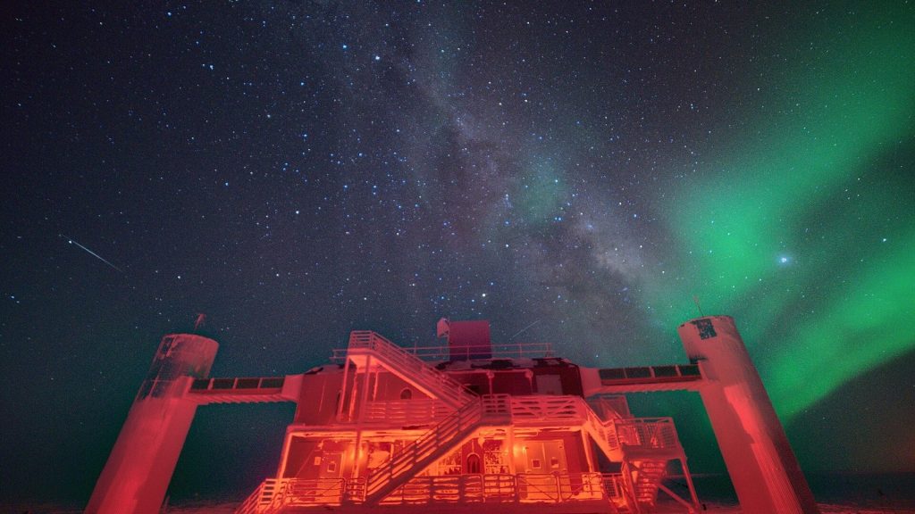 The IceCube Lab at the South Pole under the aurora