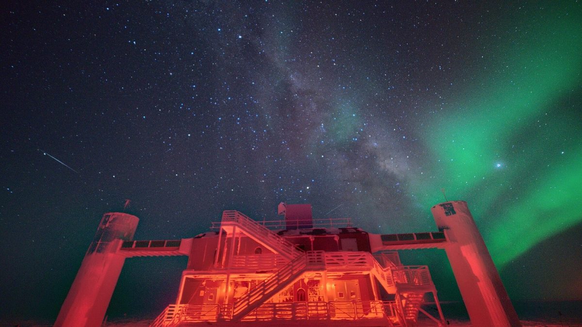 The IceCube Lab at the South Pole under the aurora