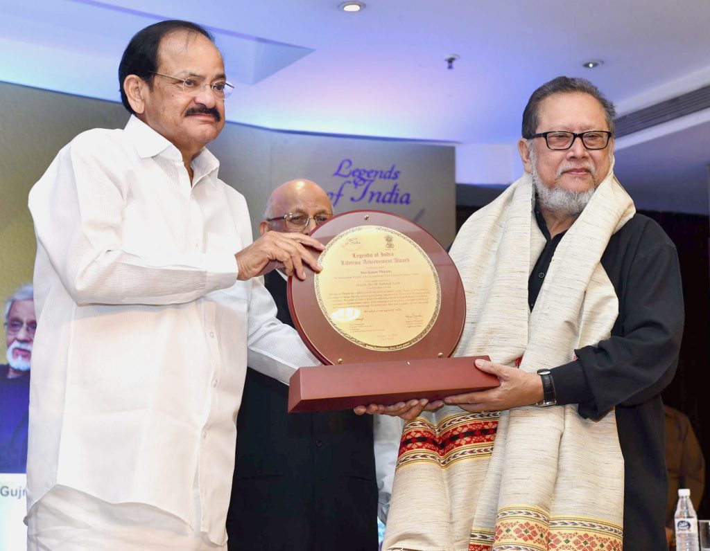 Ratan Thiyam receiving an award from the Vice President of India