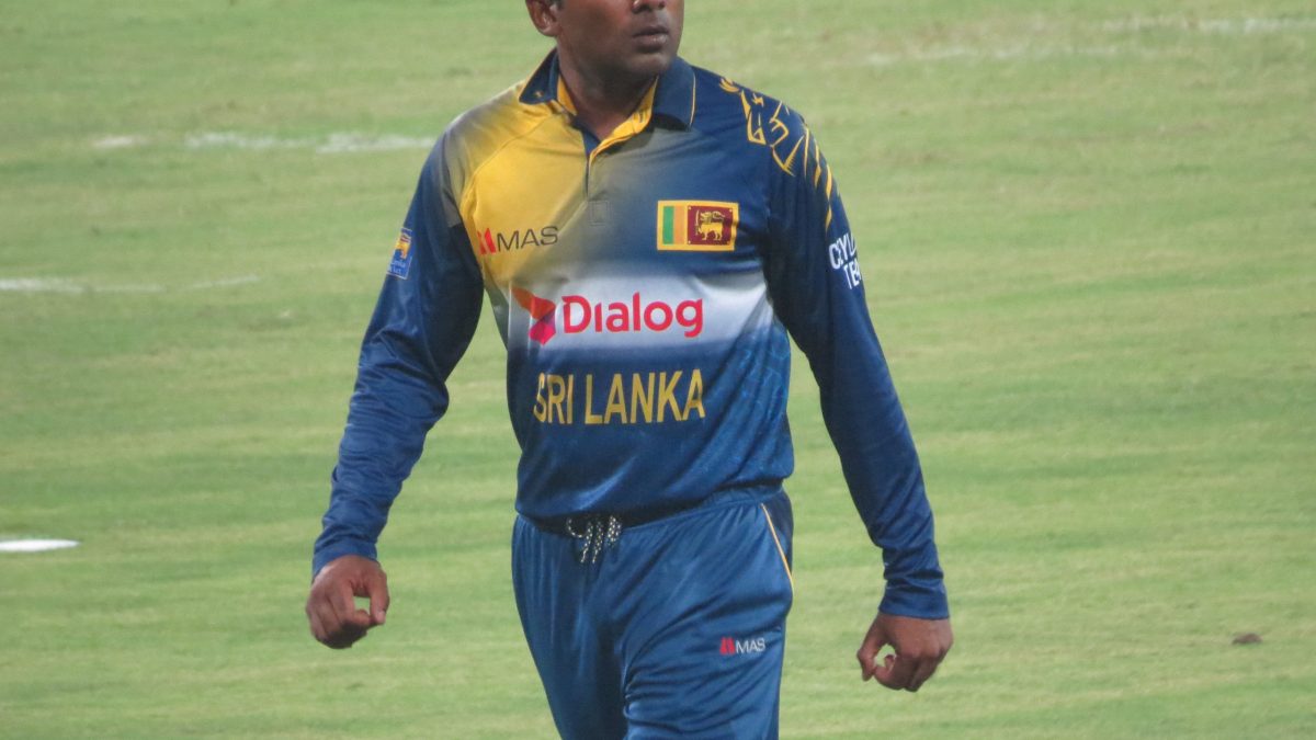 Mahela Jayawardene walking on the field in a Sri Lanka shirt