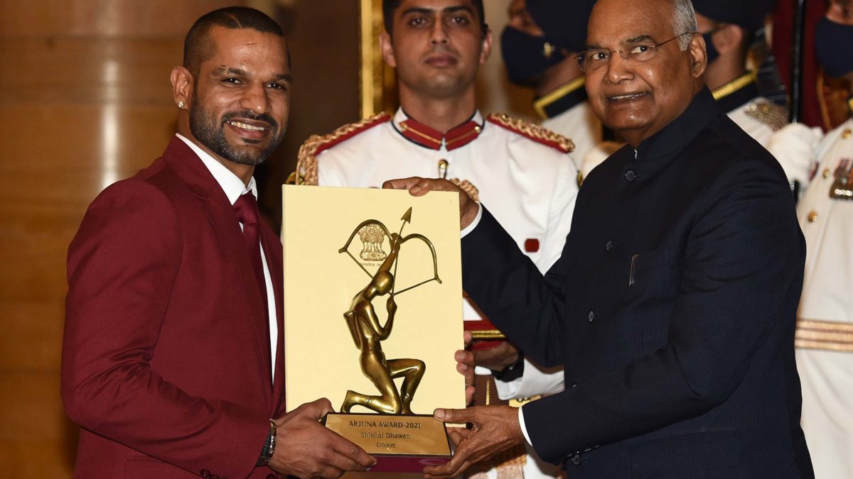 Shikhar Dhawan in a maroon blazer receiving the Arjuna Award from President Ram Nath Kovind