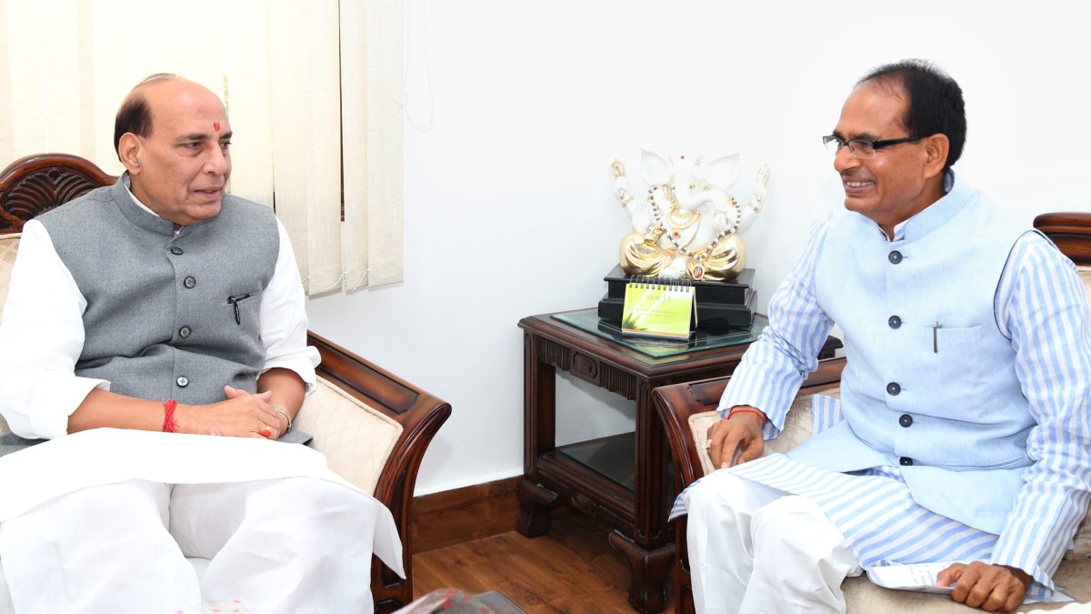 Shivraj Singh Chouhan in a blue kurta seated in conversation with Rajnath Singh
