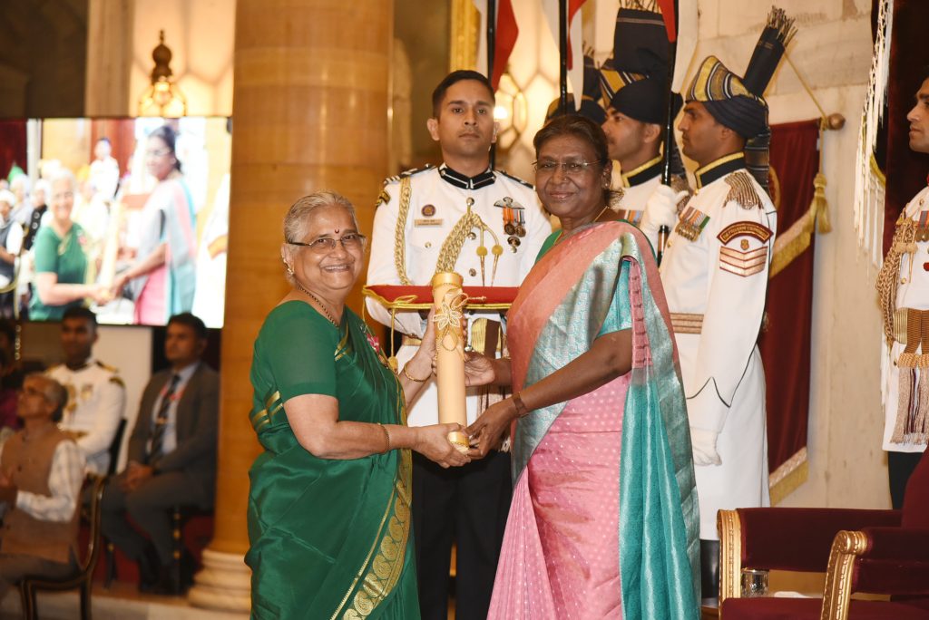 Sudha Murty in a green sari receiving the Padma Bhushan from President Droupadi Murmu