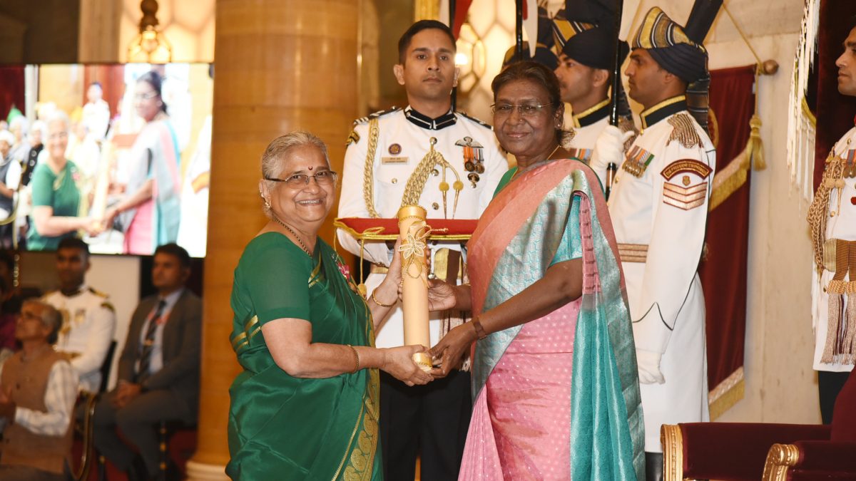 Sudha Murty in a green sari receiving the Padma Bhushan from President Droupadi Murmu