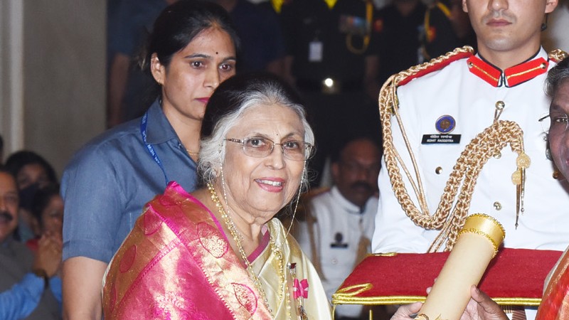 Suman Kalyanpur receiving the Padma Bhushan at Rashtrapati Bhavan, 22 March 2023