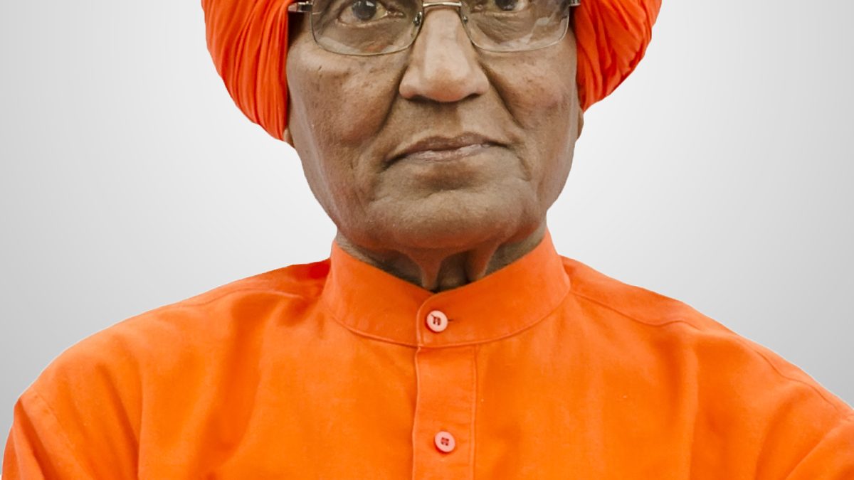 Swami Agnivesh in a saffron turban and kurta, wearing glasses