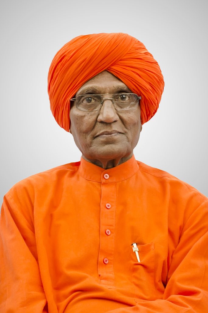 Swami Agnivesh in a saffron turban and kurta, wearing glasses