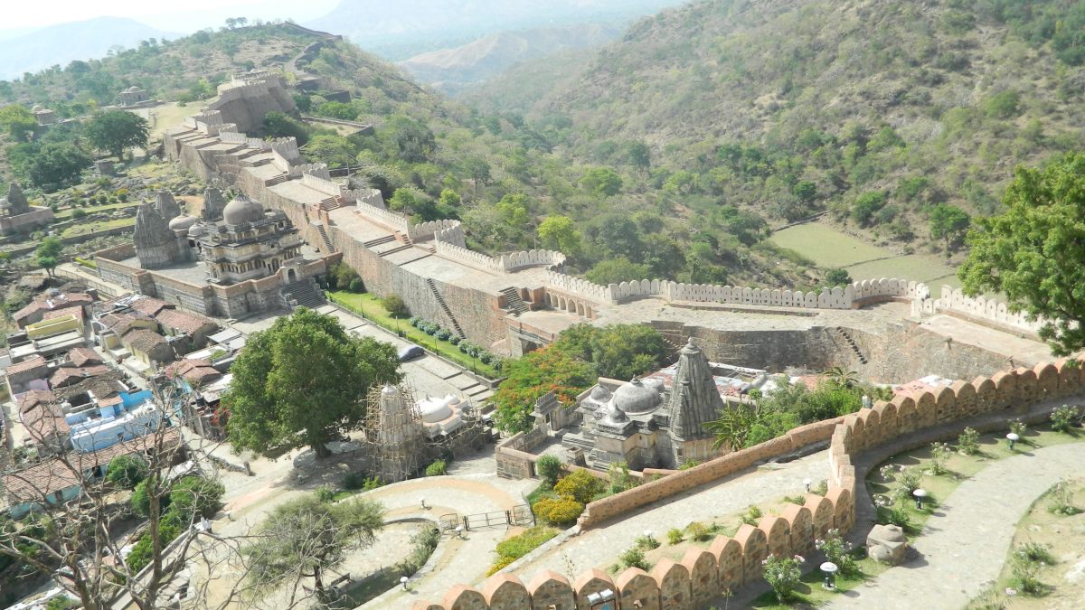 The massive bastioned wall of Kumbhalgarh Fort winding across the Aravalli hills