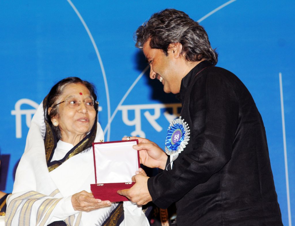Vishal Bhardwaj in a black kurta receiving a National Film Award from President Pratibha Patil