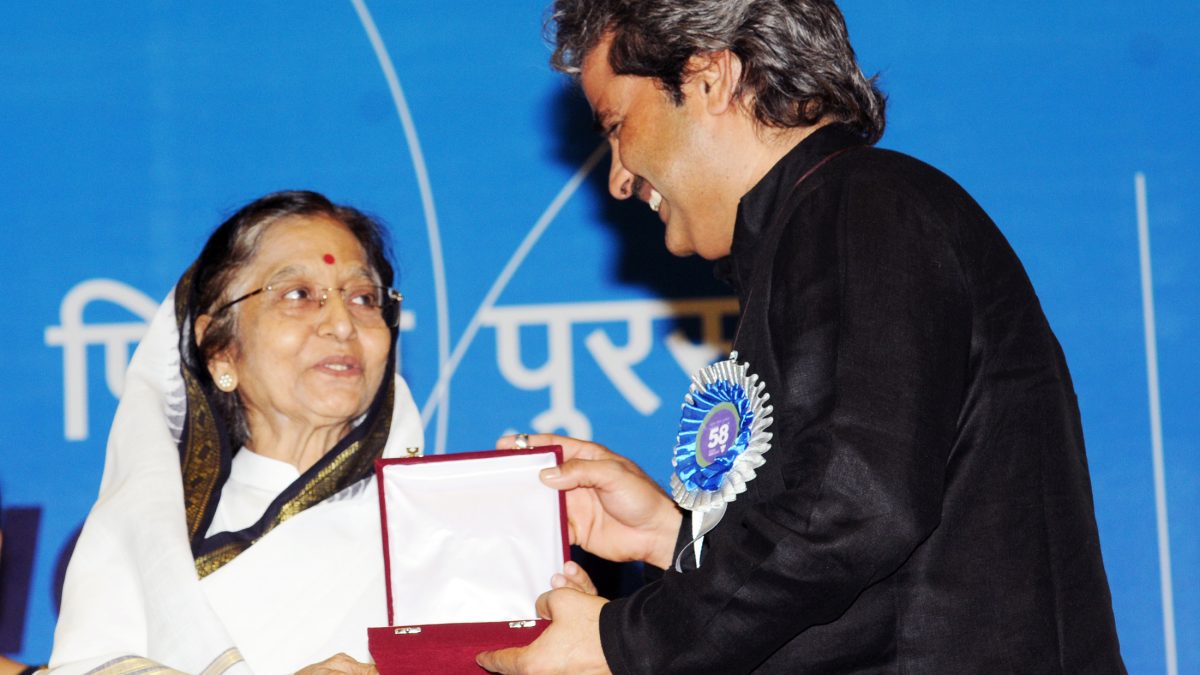 Vishal Bhardwaj in a black kurta receiving a National Film Award from President Pratibha Patil